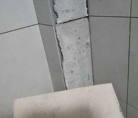 石屏瓷砖空鼓维修公司分享下厨房瓷砖脱落的补救措施。